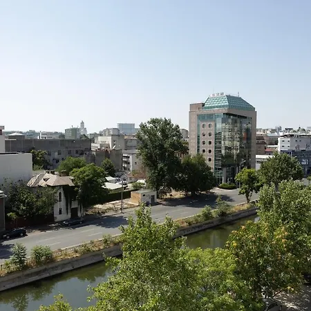 1001 Riverside Flat Boekarest